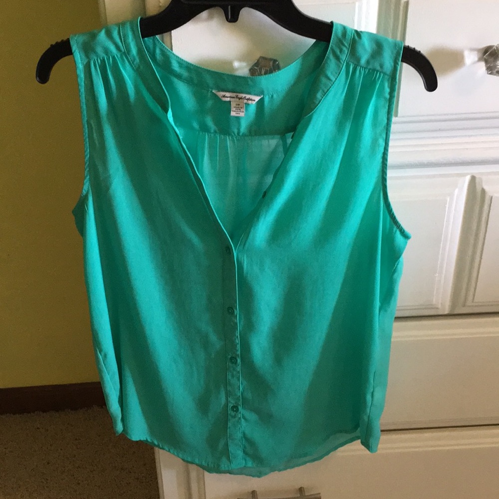 Lightweight sleeveless shirt